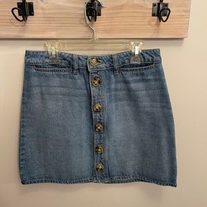 Harper Heritage (Francesca’s) Mini Denim Skirt with Front Buttons. Size S.